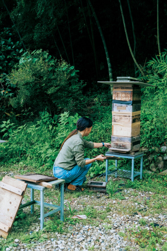 庭では日本蜜蜂の養蜂を始めた。自家製ハチミツは、まだ収穫量が少ないので販売はせず、近所の人や友人に譲っている。料理好きならではの希望を詰め込んで、セルフビルドした一軒家のキッチン。