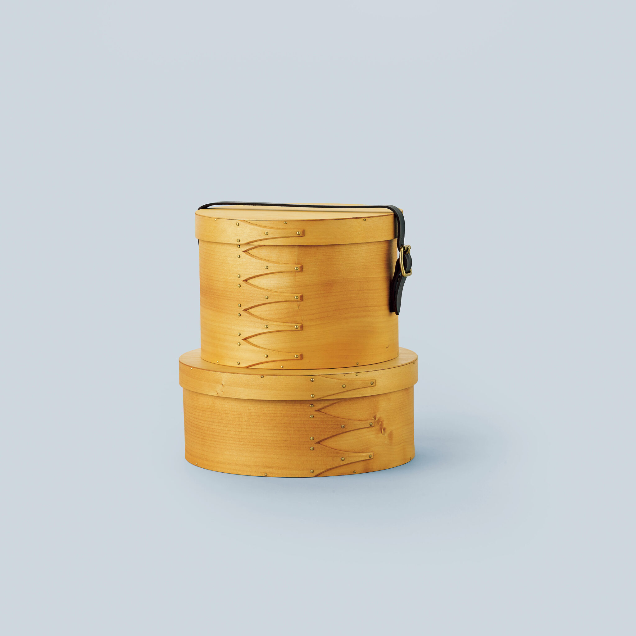 〈まる工芸〉のサークルボックス／飛騨高山の木工芸職人、大澤昌史によるハンドメイド。滑らかな接合部は小刀で削り出している。「もはやアートピース。置いてあるだけで素敵なスペースになる」。S［∅28×H12㎝］￥27,500、M［∅27×H17㎝］￥36,300 (ともにプレイマウンテン ☎03−5775−6747) インテリアスタイリスト・大谷優依さんが教えてくれた、しまい込むのがもったいない、 デザインのいい収納箱。新生活のための、ショッピングマニュアル。 | 〈まる工芸〉のサークルボックス／飛騨高山の木工芸職人、大澤昌史によるハンドメイド。滑らかな接合部は小刀で削り出している。「もはやアートピース。置いてあるだけで素敵なスペースになる」。S［∅28×H12㎝］￥27,500、M［∅27×H17㎝］￥36,300（ともにプレイマウンテン ☎03−5775−6747）