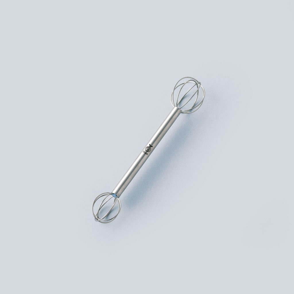〈レイエ〉の計量みそマドラー／リングを回転させ、さっと味噌を計量できるマドラー。大きいほうが大さじ2、小さいほうは大さじ1。「これに出合って味噌汁の味が安定しました。鍋の中で振ればするっと溶けるのも便利です」。卵やドレッシングのかきまぜも。￥1,870 (オークス ☎0256−35−1211) 修復家・河井菜摘さんが教えてくれた、＋αで料理がぐっと楽しくなる道具。新生活のための、ショッピングマニュアル。