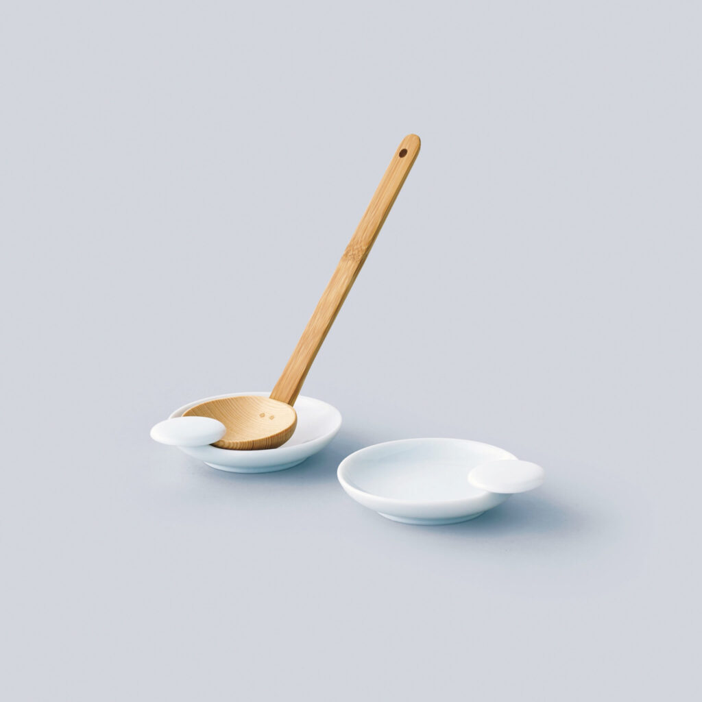 〈カネコ小兵〉の味見お玉立て 丸／創業100年超の美濃焼メーカーによるアイデア商品は、2007年の開発から愛用者の絶えないロングセラー。「皿を2枚張り付けたような構造で、お玉立て兼味見皿として。画期的な形に感動しました」。［W12.5 (皿部分∅10.5) ㎝］各￥1,540 (カネコ小兵製陶所 ☎0572−58−3433) 修復家・河井菜摘さんが教えてくれた、＋αで料理がぐっと楽しくなる道具。新生活のための、ショッピングマニュアル。