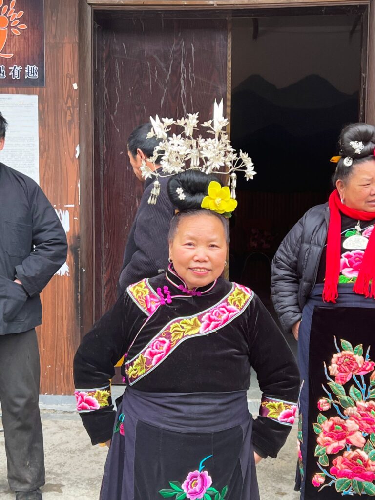 中国・貴州の大きな草餅「三⽉粑 (サンユエバー) 」。世界のお菓子と、そのレシピ vol.3。写真と文:鶴⾒昂 (パティシエ) #3 中国・貴州の大きな草餅「三⽉粑 (サンユエバー) 」。世界のお菓子と、そのレシピ vol.3。写真と文:鶴⾒昂 (パティシエ) #3