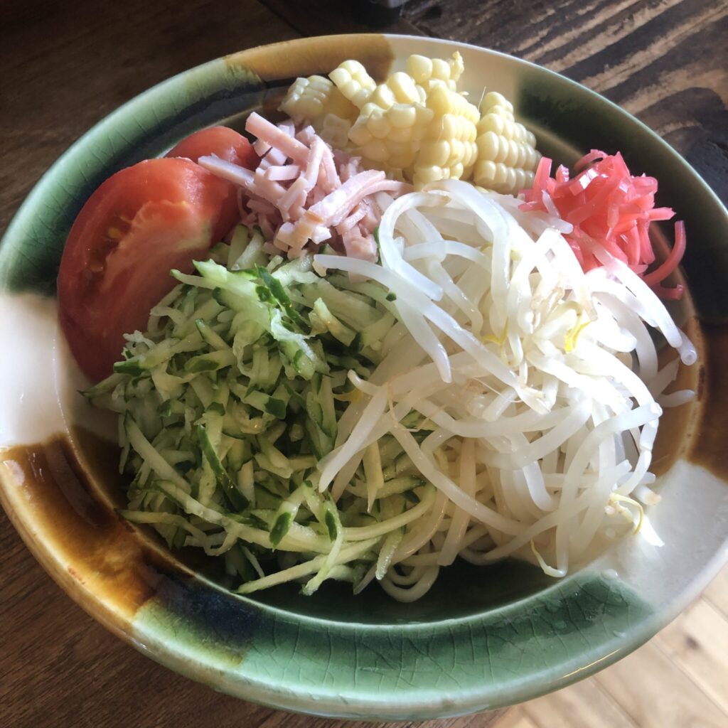 島根・出西窯の「三彩リム付き皿」好きな器に囲まれる、食卓の時間。写真と文:石原文子 (『工芸喜頓』店主) #2 島根・出西窯の「三彩リム付き皿」好きな器に囲まれる、食卓の時間。写真と文:石原文子 (『工芸喜頓』店主) #2