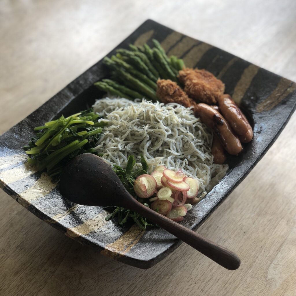 好きな器に囲まれる、食卓の時間。写真と文:石原文子 (『工芸喜頓』店主) #2 好きな器に囲まれる、食卓の時間。写真と文:石原文子 (『工芸喜頓』店主) #2