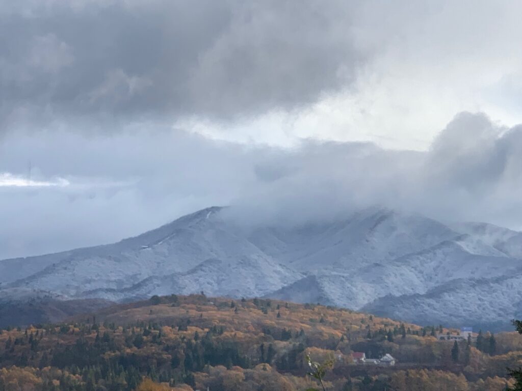 山は紅葉が終わるのを待たずして雪化粧を纏い始める。人々は冬じたくに大忙し。自然と一体となる、黒姫山での移住生活。写真と文:柴田奈穂子 (『tohe』店主) #2 - 山は紅葉が終わるのを待たずして雪化粧を纏い始める。人々は冬じたくに大忙し。 自然と一体となる、黒姫山での移住生活。写真と文:柴田奈穂子 (『tohe』店主) #2
