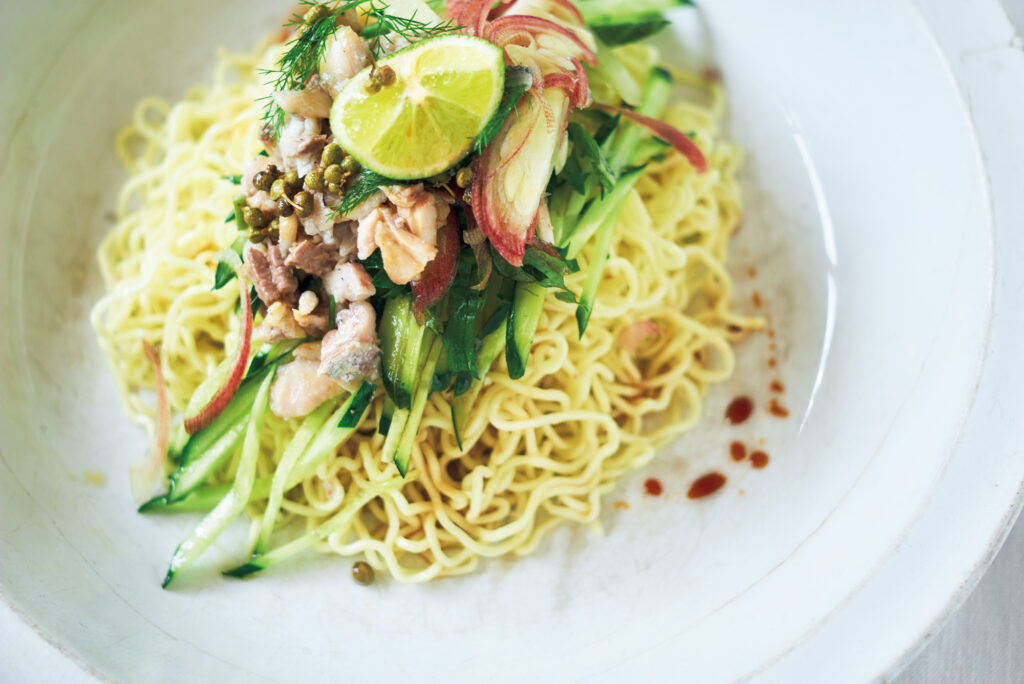 冷水でしめた細麺にほぐした鯵のオイル漬け、ミョウガ、キュウリなどをのせて和え麺に。好みで醤油を回しかけて。料理家・中川たまさんが教える、アレンジ自在の保存食で作る、爽やかな夏料理。
