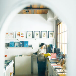 童里繪本洋行 (トンリーホェイベンヤンハン) ／「絵本は心と部屋を彩るアート」と話す店主の林幸萩さんは、背の高い本棚は置かず、ギャラリーのように本をレイアウト。海外から取り寄せた本にはすべて、オリジナルの解説文を付けている。目利きの店主が営む台湾の書店で、心躍る一冊と出合う。 | 童里繪本洋行（トンリーホェイベンヤンハン）／「絵本は心と部屋を彩るアート」と話す店主の林幸萩さんは、背の高い本棚は置かず、ギャラリーのように本をレイアウト。海外から取り寄せた本にはすべて、オリジナルの解説文を付けている。