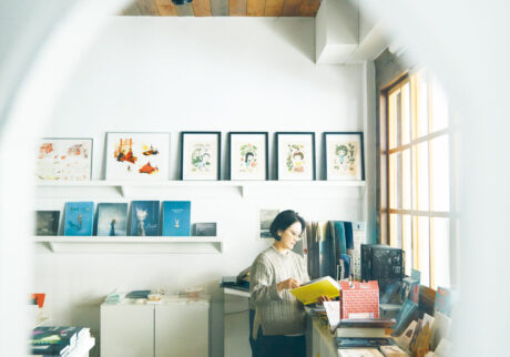 童里繪本洋行 (トンリーホェイベンヤンハン) ／「絵本は心と部屋を彩るアート」と話す店主の林幸萩さんは、背の高い本棚は置かず、ギャラリーのように本をレイアウト。海外から取り寄せた本にはすべて、オリジナルの解説文を付けている。目利きの店主が営む台湾の書店で、心躍る一冊と出合う。