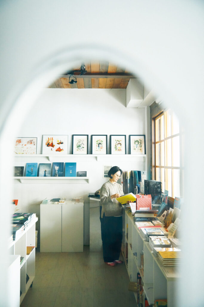 童里繪本洋行 (トンリーホェイベンヤンハン) ／「絵本は心と部屋を彩るアート」と話す店主の林幸萩さんは、背の高い本棚は置かず、ギャラリーのように本をレイアウト。海外から取り寄せた本にはすべて、オリジナルの解説文を付けている。目利きの店主が営む台湾の書店で、心躍る一冊と出合う。