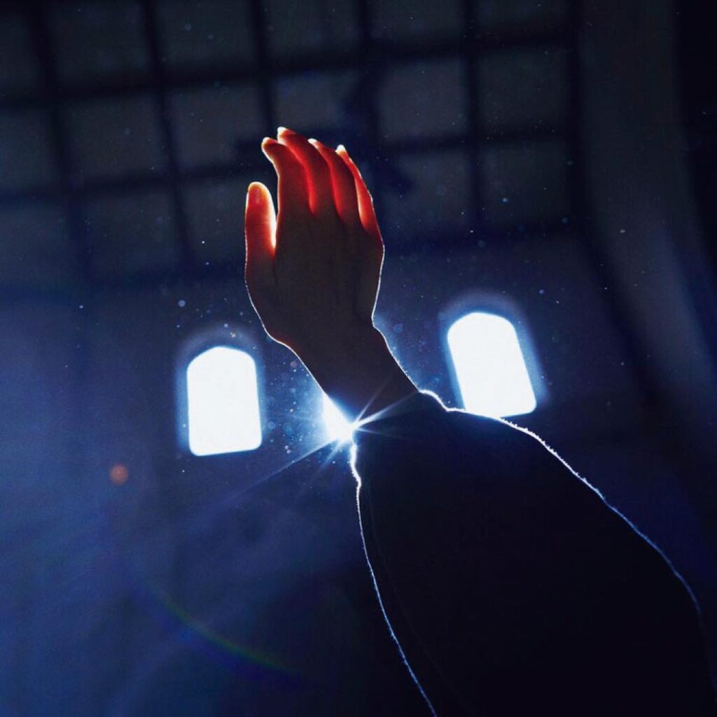 「Space Orphans」青葉市子／ライヴでこの曲がはじまると、涙が出てしまう。ふだんはあまり聴かないようにしているけれど、こないだ旅先で聴いてみたらやっぱりダーッと泣いてしまった。