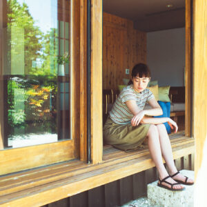 柔らかな肌触りが夏の旅にぴったりな、〈フミカ_ウチダ〉のTシャツ。