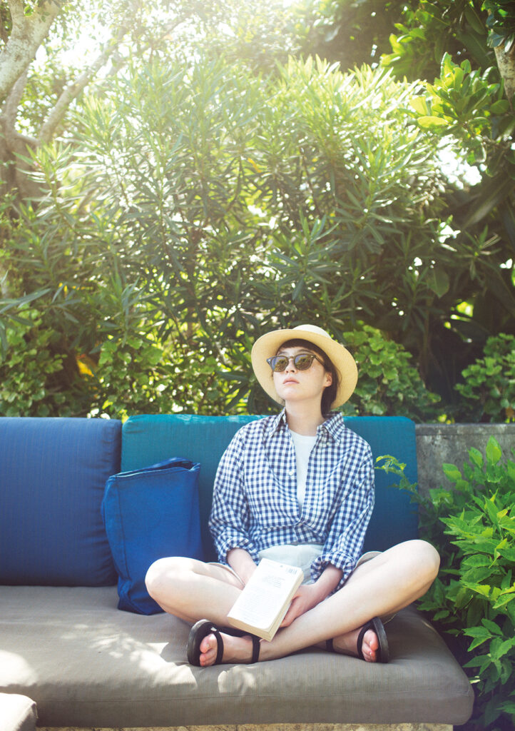 夏の日差しに映える〈ジュリアス・タート・オプティカル〉のサングラス。 夏の日差しに映える〈ジュリアス・タート・オプティカル〉のサングラス。