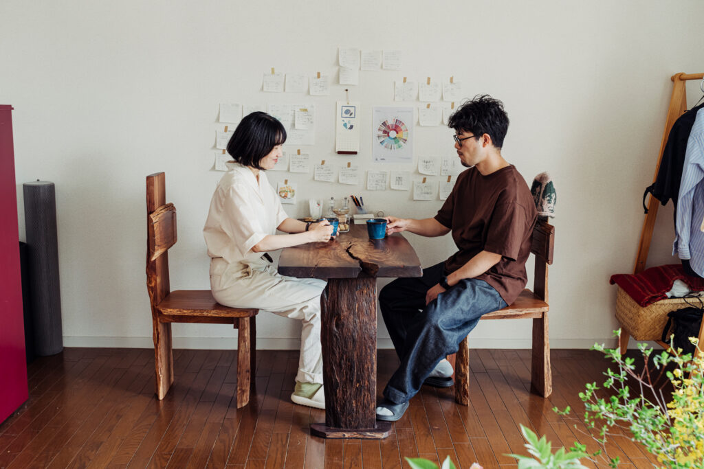 出路優亮さん・のなかあやみさんの部屋は44㎡。「作れるものは暮らしに合わせて作るのがいい」と、二人でDIYした家具や収納がたくさん。