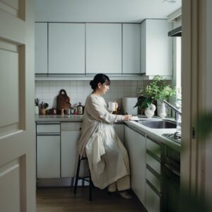 好きなお茶を飲み、ゆっくりした時間を過ごすことから大谷さんの一日が始まる。手帳を眺め、一日の予定を確認するのも習慣のひとつ。インテリアスタイリスト・大谷優依さんが自分で自分の機嫌をとる、朝の大切な〝ひとり時間〞。 Quiet Moments of “Me Time” with Panasonic