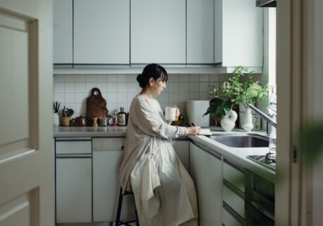 好きなお茶を飲み、ゆっくりした時間を過ごすことから大谷さんの一日が始まる。手帳を眺め、一日の予定を確認するのも習慣のひとつ。インテリアスタイリスト・大谷優依さんが自分で自分の機嫌をとる、朝の大切な〝ひとり時間〞。 Quiet Moments of “Me Time” with Panasonic