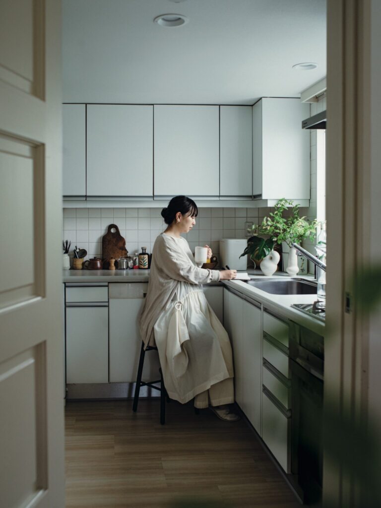 好きなお茶を飲み、ゆっくりした時間を過ごすことから大谷さんの一日が始まる。手帳を眺め、一日の予定を確認するのも習慣のひとつ。インテリアスタイリスト・大谷優依さんが自分で自分の機嫌をとる、朝の大切な〝ひとり時間〞。 Quiet Moments of “Me Time” with Panasonic