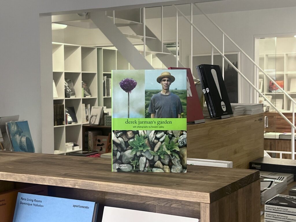 『新建築書店 | POST architecture books』が届けるベターライフブックス。『Derek Jarman's Garden』 デレク・ジャーマン著 (Thames & Hudson) 