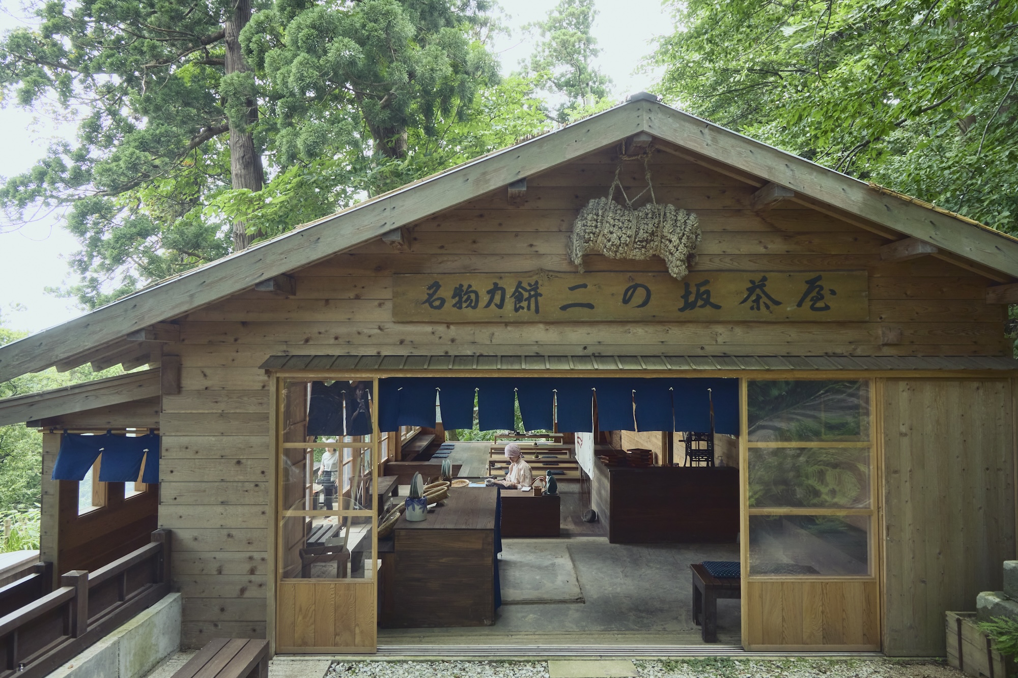 羽黒山ふもとの『出羽三山神社 社務所』 (鶴岡市羽黒町手向字手向7 JR鶴岡駅からバスで約40分、羽黒随神門下車) の随神門から参道がはじまる。山頂までのちょうど中間地点にある『二の坂茶屋』 (鶴岡市羽黒町手向羽黒山33 羽黒随神門バス停から徒歩約30分) は、参拝客の休憩スポットに。