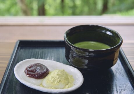 庄内地方で栽培された希少なもち米と、月山の清らかな水を使い、杵と臼で毎朝つくという『二の坂茶屋』名物の「杵つき餅 (あんこ、きなこのミックス2個・抹茶付き) 」￥880。やわらかく、なめらかな舌ざわりの餅が絶品。