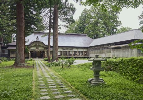 お寺だった建物を1697年に再建されたという『出羽三山神社』の斎館に。最盛期は30以上あった宿坊も、江戸時代からの遺構はもはやここだけ。『羽黒山参籠所 斎館』 (JR鶴岡駅からバスで約55分、羽黒山頂下車) 。食事や宿泊が可能。要予約。