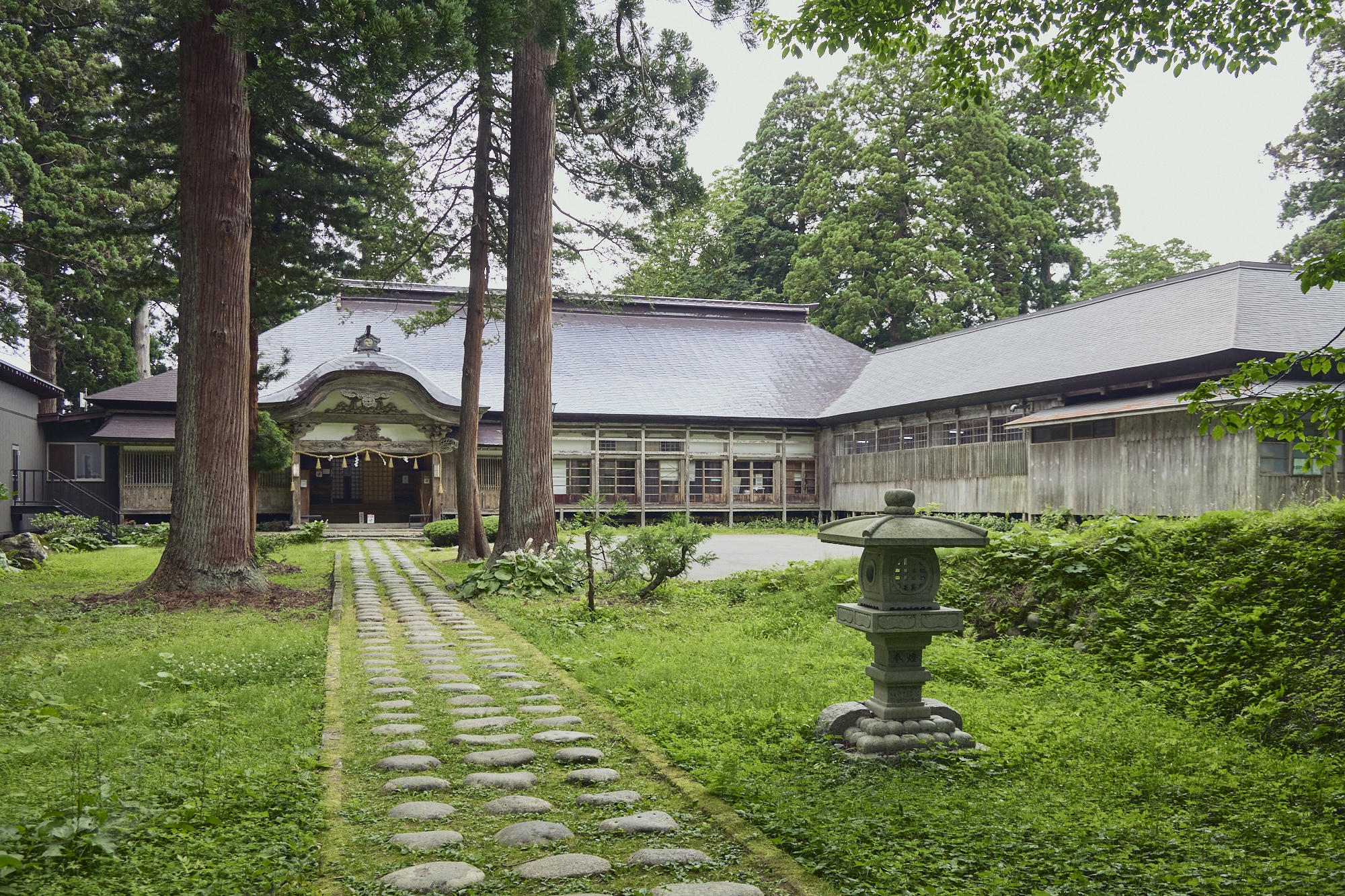 お寺だった建物を1697年に再建されたという『出羽三山神社』の斎館に。最盛期は30以上あった宿坊も、江戸時代からの遺構はもはやここだけ。『羽黒山参籠所 斎館』 (JR鶴岡駅からバスで約55分、羽黒山頂下車) 。食事や宿泊が可能。要予約。