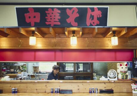 元は町の食堂として創業し、現在の女将こと、佐々木広美さんで2代目となる『田代食堂』 (鶴岡市田代字大坂山309 JR鶴岡駅から車で約20分) は、中華そば (￥850) が名物。