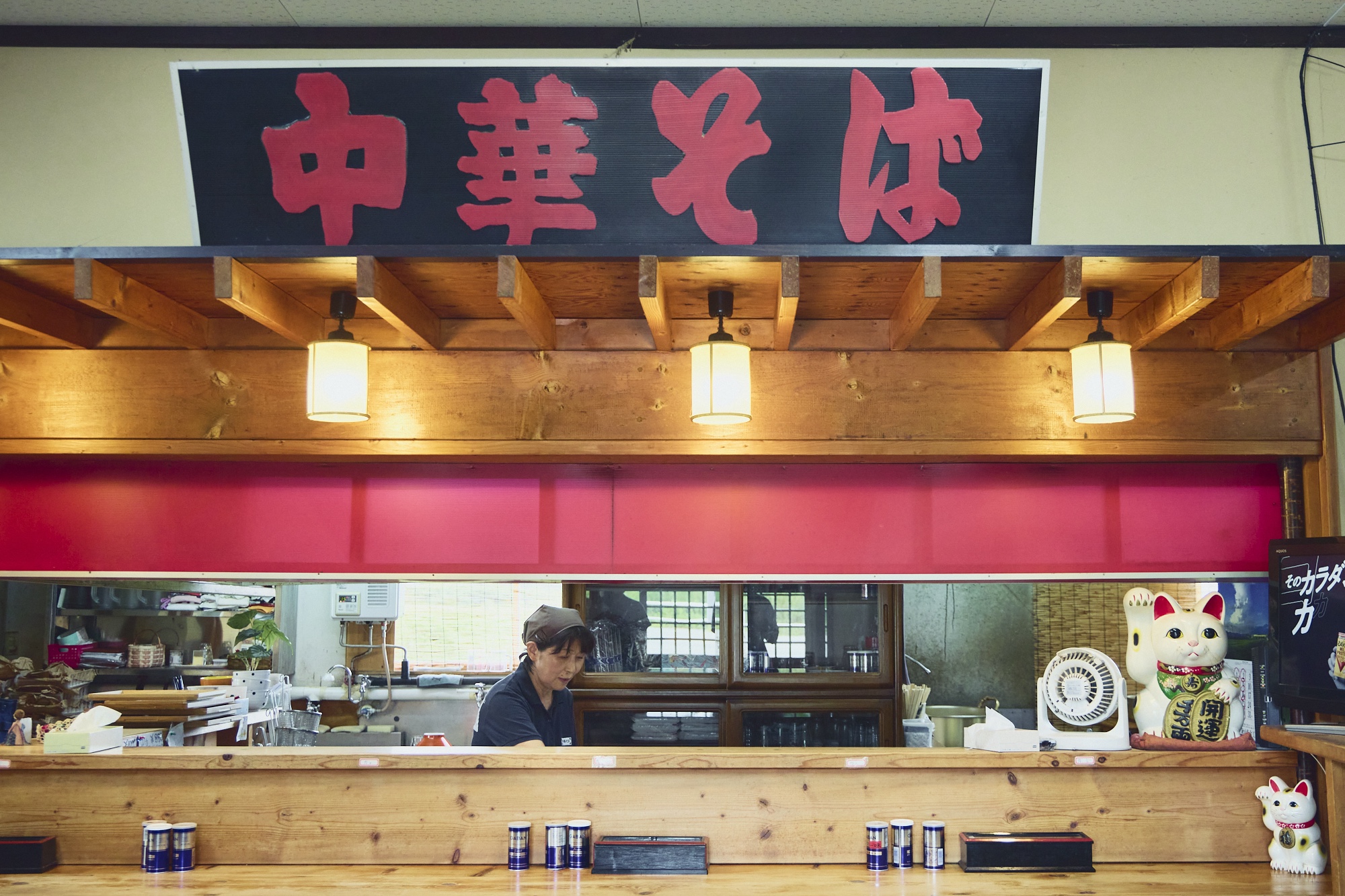 元は町の食堂として創業し、現在の女将こと、佐々木広美さんで2代目となる『田代食堂』 (鶴岡市田代字大坂山309 JR鶴岡駅から車で約20分) は、中華そば (￥850) が名物。