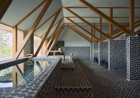 日本海に面した老舗の温泉旅館『KAMEYA HOTEL』 (鶴岡市湯野浜1-5-50 JR鶴岡駅からバスで約40分、湯野浜温泉下車) 。昨年のリニューアルで誕生した温泉付きサウナは、北欧風のナチュラルモダンな空間が素敵。要予約で日帰り利用も可能 (¥2,420〜) 。