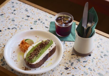 ベーカリーカフェ『EN/ME』 (鶴岡市上畑町8-50 JR鶴岡駅から徒歩約15分) のモーニングで提供している人気メニュー、アボカドトースト (￥800) 。焼きたてのカンパーニュを分厚く切り、クリームチーズにアボカド、そしてデュカとナッツをトッピング。
