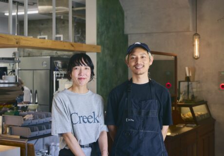 『EN/ME』のオーナー・笹原悠治さん・凛さん夫妻。悠治さんの実家がすぐ隣で精肉店を営んでいるため、ランチで登場するハンバーガーのパテのおいしさも自慢。凛さんは普段はカフェに立ちながら、フラワーデザイナーとしての顔も持つ。