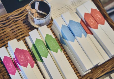 『manoma』で見つけた〈トワ インセンス〉のお香 (￥2,420〜) は、鶴岡に魅せられて移住し、月山9合目にある山小屋を営む工藤重美さんが製作したもの。出羽三山をイメージし、お香を練り上げるときには、出羽三山の聖地の水を用いているそう。