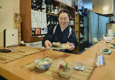 物腰柔らかで、笑顔がとても素敵な『夕顔』 (鶴岡市末広町13-1 エスポ末広町1F JR鶴岡駅から徒歩3分) の女将・大塚せつ子さん。実は10年ほど前の64歳のときに、単身で京都へ移り住み、お茶屋などで2年間、料理の武者修行をしてきたというバイタリティを持つ。