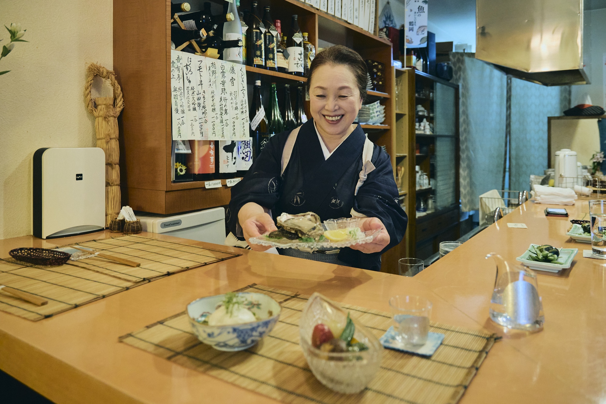 物腰柔らかで、笑顔がとても素敵な『夕顔』 (鶴岡市末広町13-1 エスポ末広町1F JR鶴岡駅から徒歩3分) の女将・大塚せつ子さん。実は10年ほど前の64歳のときに、単身で京都へ移り住み、お茶屋などで2年間、料理の武者修行をしてきたというバイタリティを持つ。