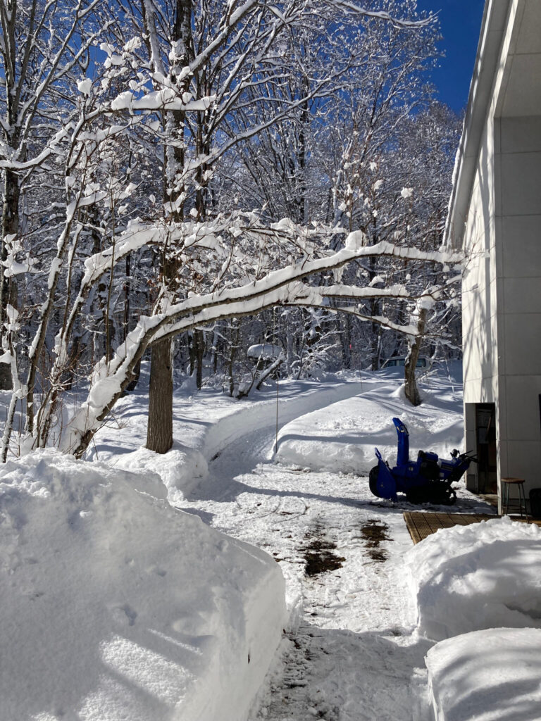 その後、中古の除雪機を購入。ちなみに2年間のレンタル料金よりも安かった…。移住の決め手は、冬景色の美しさ。写真と文:柴田奈穂子 (『tohe』店主) #3 - その後、中古の除雪機を購入。ちなみに2年間のレンタル料金よりも安かった…。 移住の決め手は、冬景色の美しさ。写真と文:柴田奈穂子 (『tohe』店主) #3
