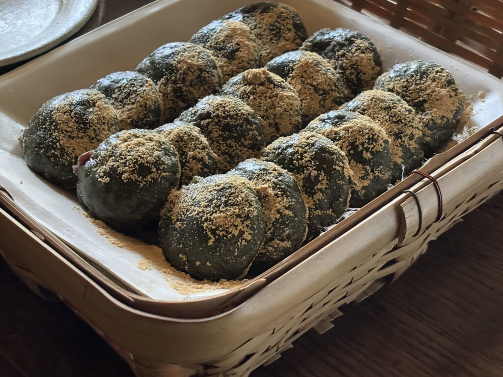 蓬の新芽は毎年草餅に。今年は近所の仲間たちとのお花見に持参した。自然と一体となる、黒姫山での移住生活。写真と文:柴田奈穂子 (『tohe』店主) #2 - 蓬の新芽は毎年草餅に。今年は近所の仲間たちとのお花見に持参した。 自然と一体となる、黒姫山での移住生活。写真と文:柴田奈穂子 (『tohe』店主) #2