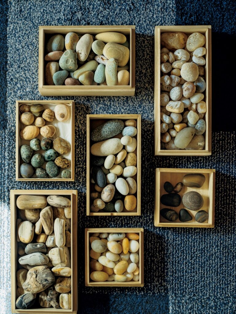 拾った石、海からの漂流物を飾って、愛でる。 | 海で拾った石は形、質感が似ているもの同士を分類。