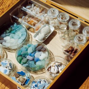 拾った石、海からの漂流物を飾って、愛でる。 | 薬箱のような木箱にシャーレや標本瓶を敷き詰めた。”浜辺の宝石”シーグラスは、光が差し込むとキラキラと輝く