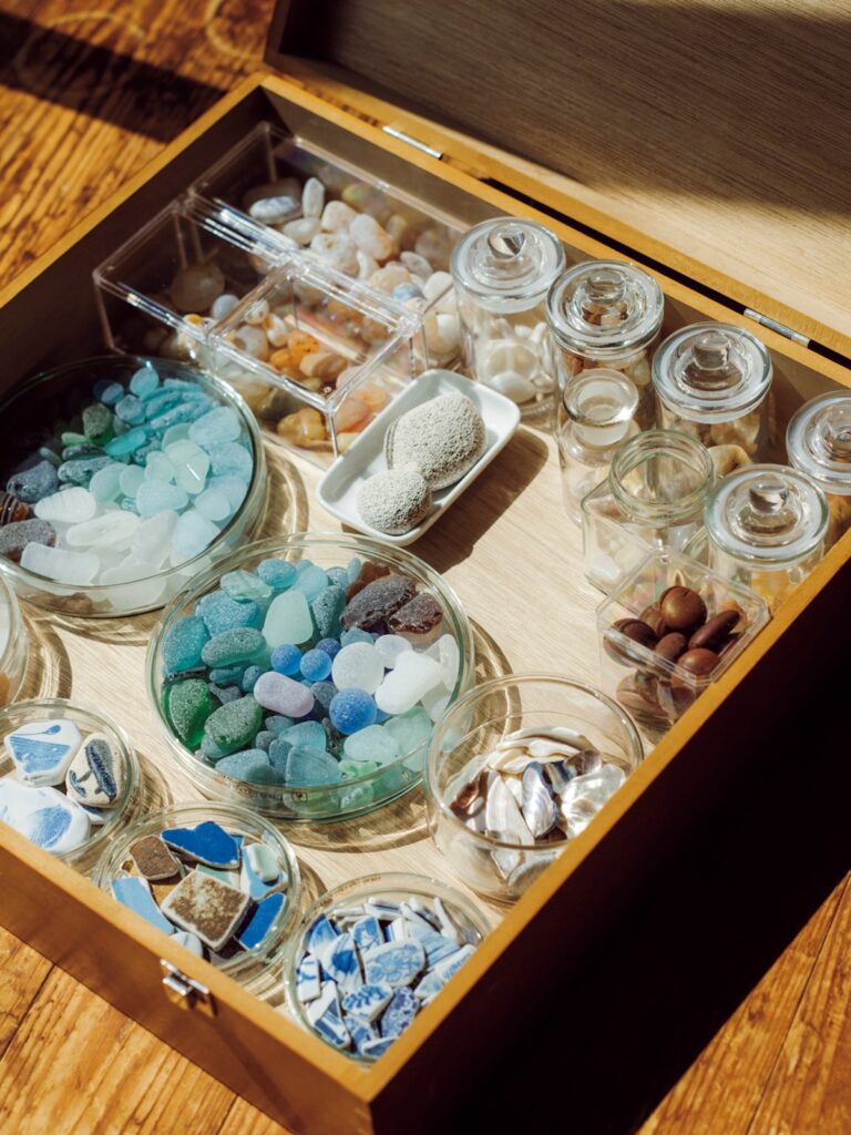 拾った石、海からの漂流物を飾って、愛でる。 | 薬箱のような木箱にシャーレや標本瓶を敷き詰めた。”浜辺の宝石”シーグラスは、光が差し込むとキラキラと輝く