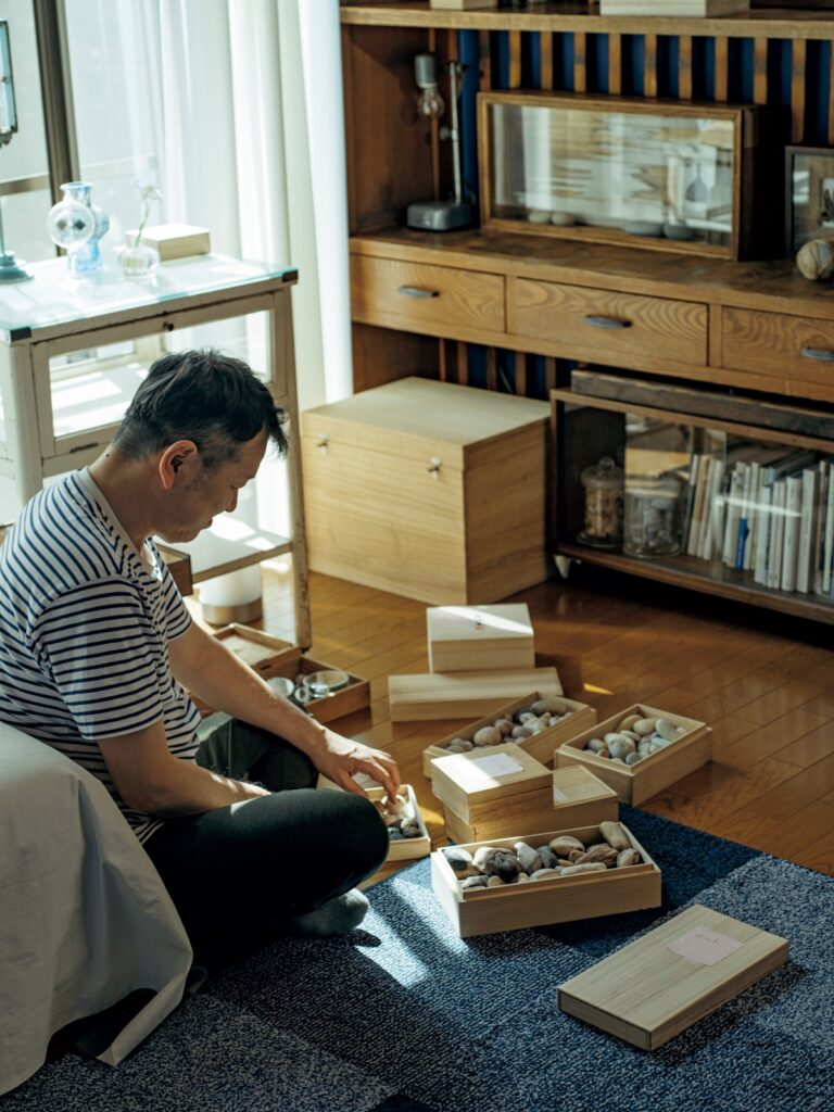 拾った石、海からの漂流物を飾って、愛でる。 | 時々行う石を入れ替える作業は、川島さんの”深呼吸”の時間に。
