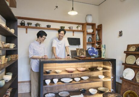茨城県笠間で修業をしていたときに出会ったという、陶芸家の中村秀和さんと知美さん夫妻。秀和さんは鶴岡出身。10年ほど前に、二人の作品を販売するギャラリー『陶 中村展示室』 (鶴岡市大山2-38-33 JR鶴岡駅からバスで約25分、大山NTT前下車) をオープンした。