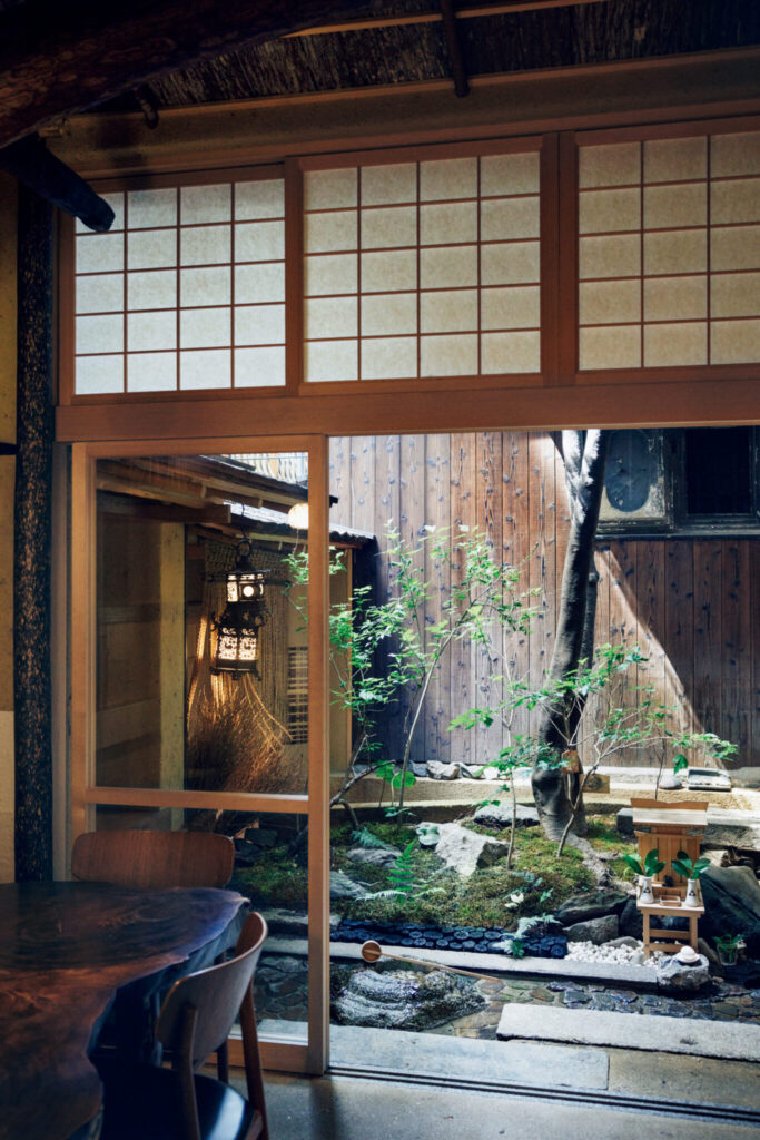 京の地で脈々と受け継がれる、『いづ重』の庭。ひみつの坪庭コレクション vol.20 京の地で脈々と受け継がれる、『いづ重』の庭。ひみつの坪庭コレクション vol.20