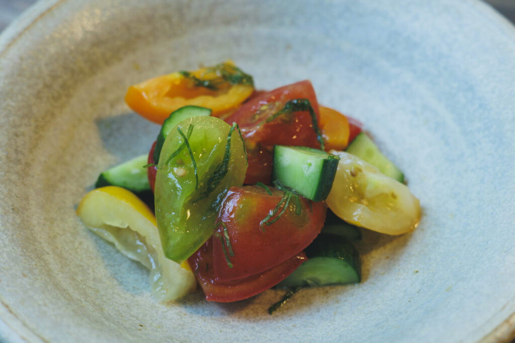 「季節の野菜 まるごとサラダ」は、トマトやきゅうりなど益子周辺の町で採れた新鮮な野菜が使われている。