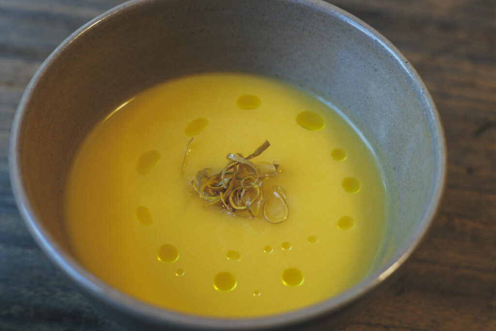 季節のランチコースで最初に提供される冷製の「野菜のスープ」。〈山崎農園〉で採れたバターナッツかぼちゃを塩のみで味付けした、素朴でやさしい味わい。