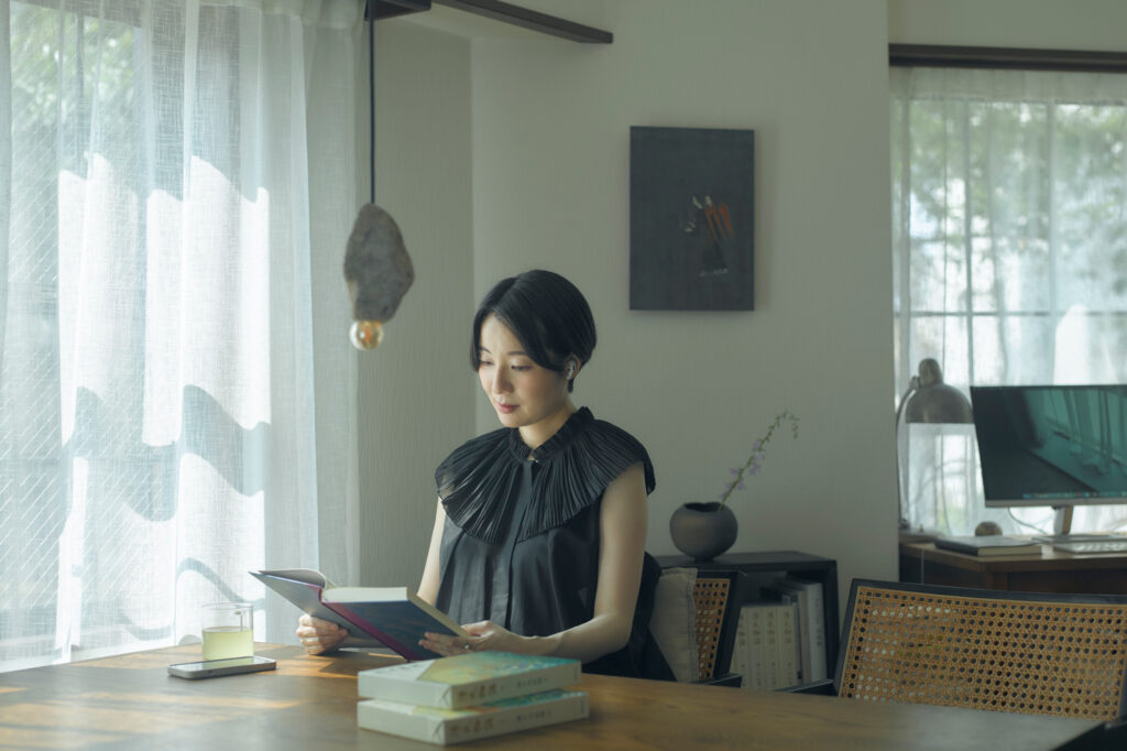 〈Audible〉で“聴く読書”を実践している文筆家の塩谷舞さん。その世界に没入できたきっかけは、紫式部の「源氏物語」だったという。