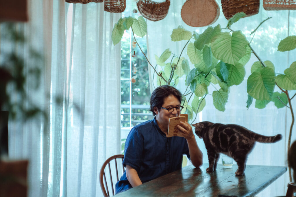 歌人の穂村弘さんは、自宅のリビングで愛猫のひるねとともに読書。夕食後、散歩がてら寄った夜の古書店で本を買うのが楽しみのひとつ。