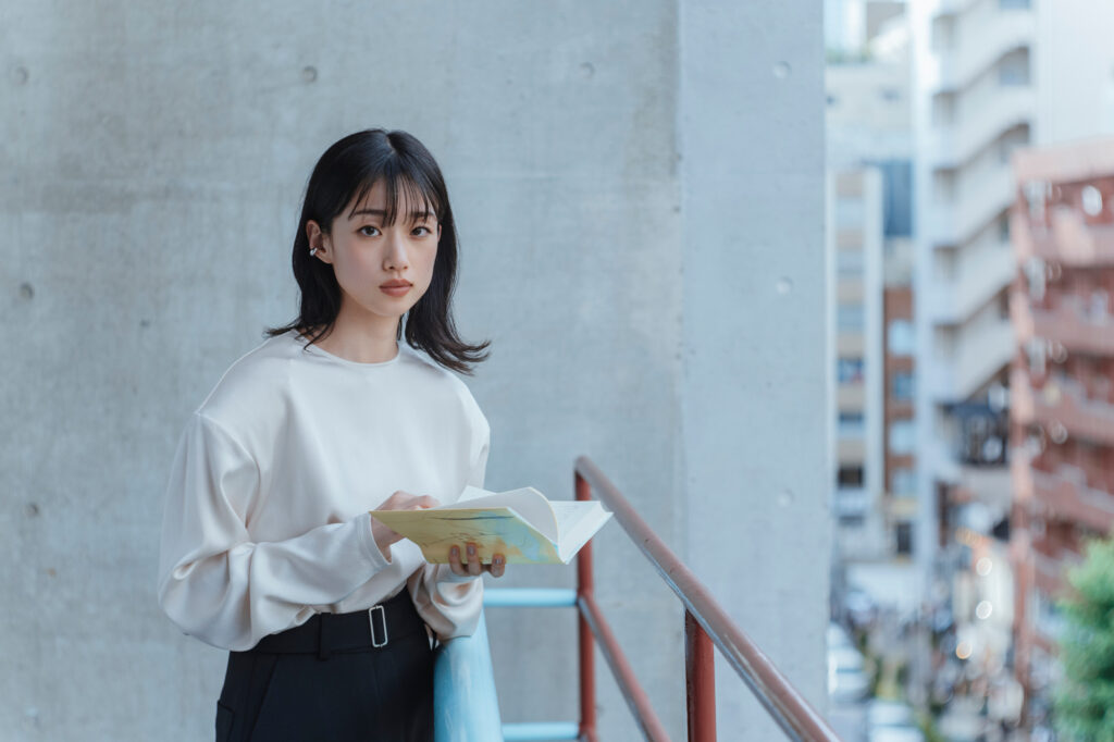 俳優の河合優実さんは、小説の世界にのめり込んで読書することが多い。「私にとって本を読むことをひと言で表すなら、それは心の栄養です」。