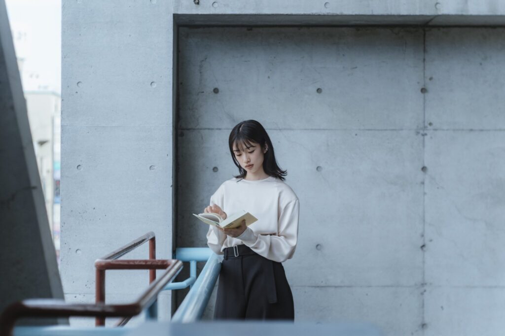 「25歳の冒険心と舞台への挑戦」。 俳優・河合優実さんが語る、3年半ぶりの舞台作品『私を探さないで』。 「25歳の冒険心と舞台への挑戦」。 俳優・河合優実さんが語る、3年半ぶりの舞台作品『私を探さないで』。