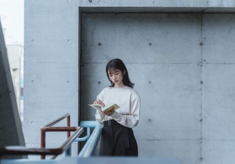 「25歳の冒険心と舞台への挑戦」。 俳優・河合優実さんが語る、3年半ぶりの舞台作品『私を探さないで』。