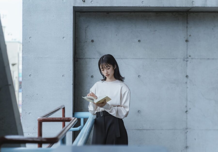 「25歳の冒険心と舞台への挑戦」。 俳優・河合優実さんが語る、3年半ぶりの舞台作品『私を探さないで』。