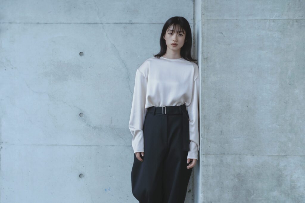 「25歳の冒険心と舞台への挑戦」。 俳優・河合優実さんが語る、3年半ぶりの舞台作品『私を探さないで』。 「25歳の冒険心と舞台への挑戦」。 俳優・河合優実さんが語る、3年半ぶりの舞台作品『私を探さないで』。