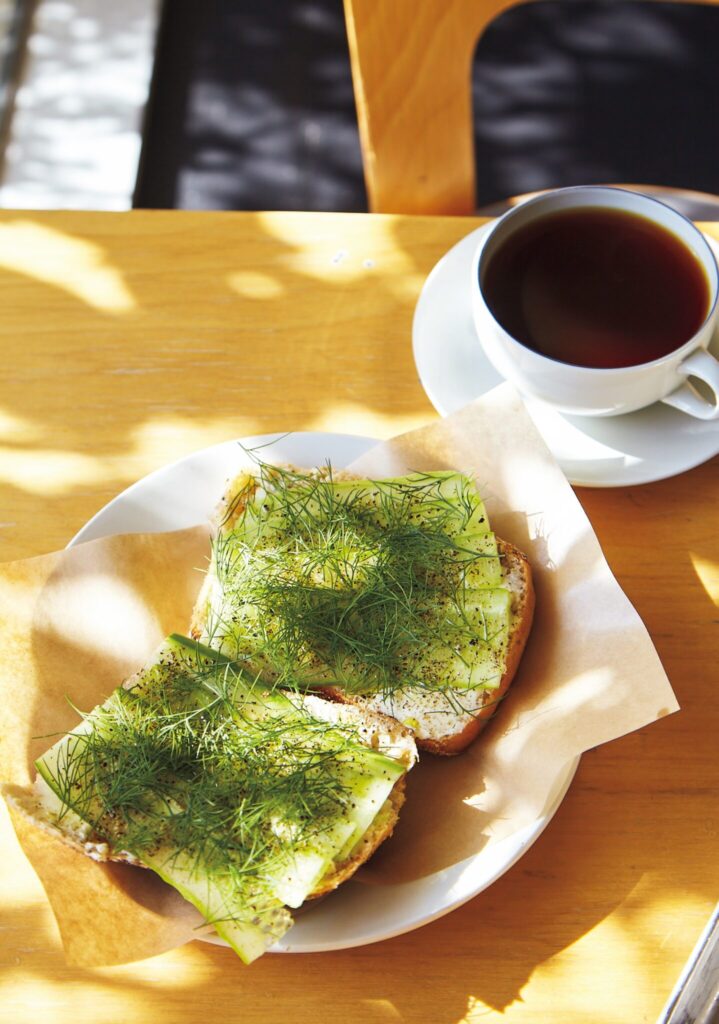 IMG_8003 | 『Cafe MAA』のきゅうりとディルとクリームチーズを使ったオープンサンド。photo : Mio Matsuzawa